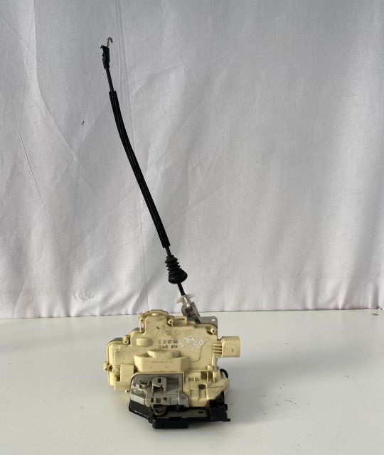 Broasca  usa fata dreapta  301837016a Volkswagen VW Passat B6