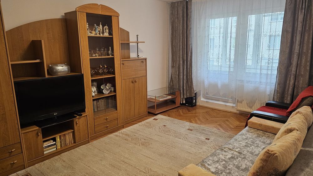 Inchiriez apartament 2 camere Unirii  etajul 1 -  270 euro