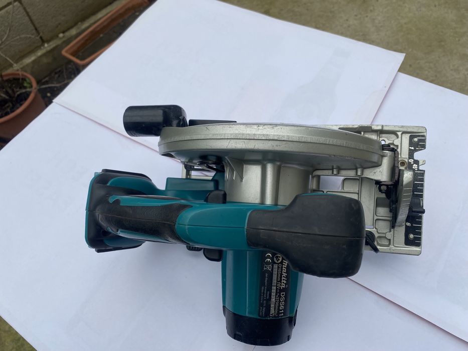 Потапящ циркуляр Makita DSS611