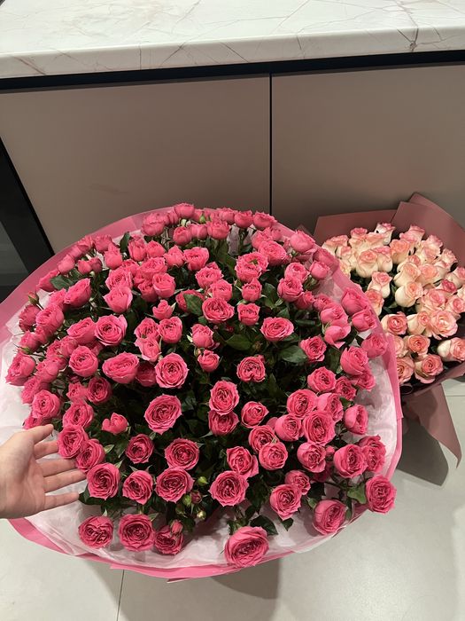 свежый букет кустовых роз