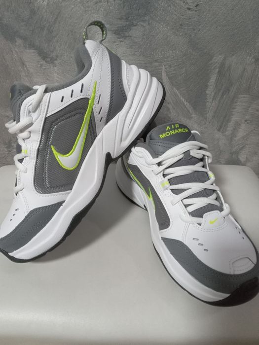 Adidași Nike impecabili