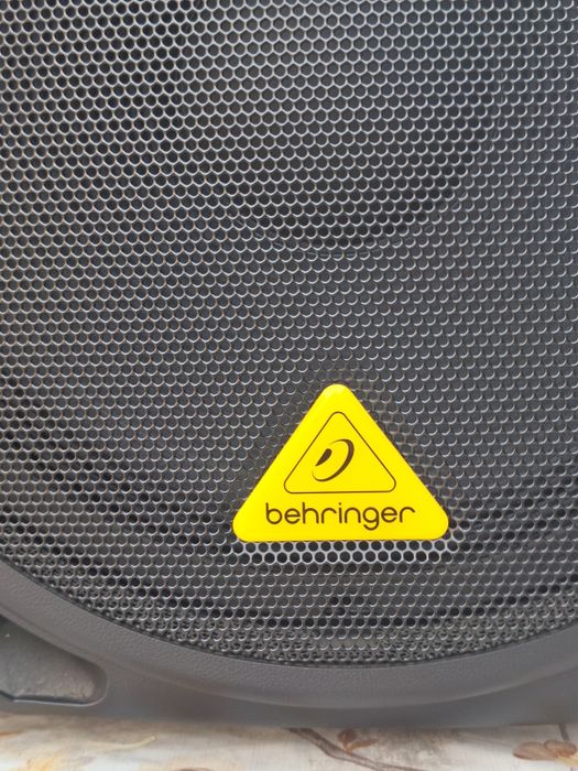 Boxa activa Behringer  B 215 D