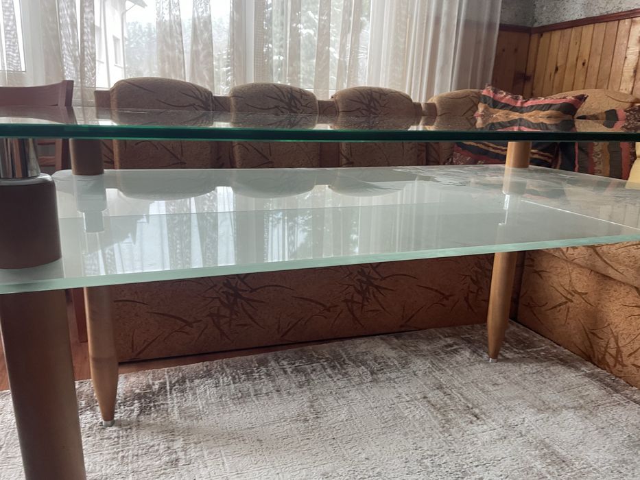 Стъклена трапезна маса