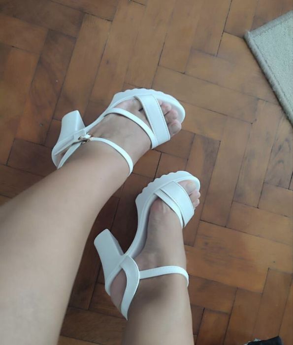 Sandale albe cu toc gros