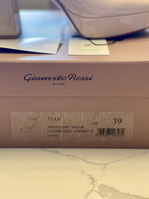 Обувки в бежов цвят