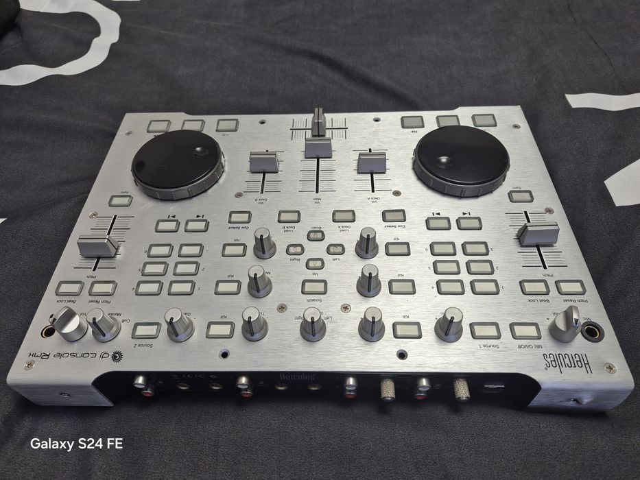 Consola  DJ  HERCULES  RMX - placă sunet