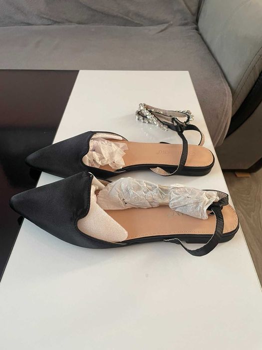 Дамски черни обувки с каишка