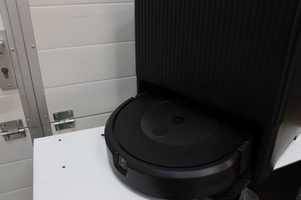 iRobot Roomba Combo j9+ Самоизпразваща се прахосмукачка робот (C9758)