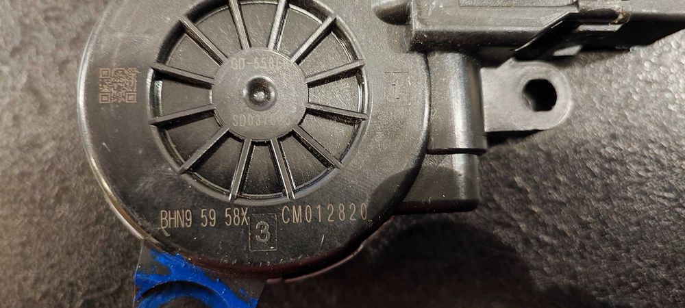 Продавам Части за оборудване на предна лява врата за Мазда СХ5 2018г.