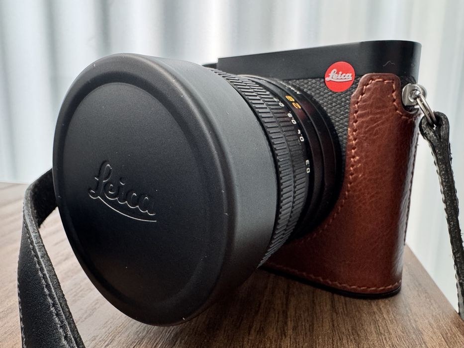 Leica Q3 + travel case от кожа и метал