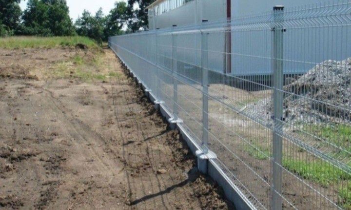 Vînd garduri din plasă bordurată sau sipcă metalică