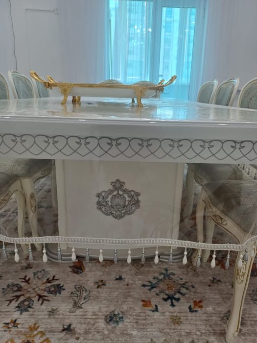 Стол и стулья продается