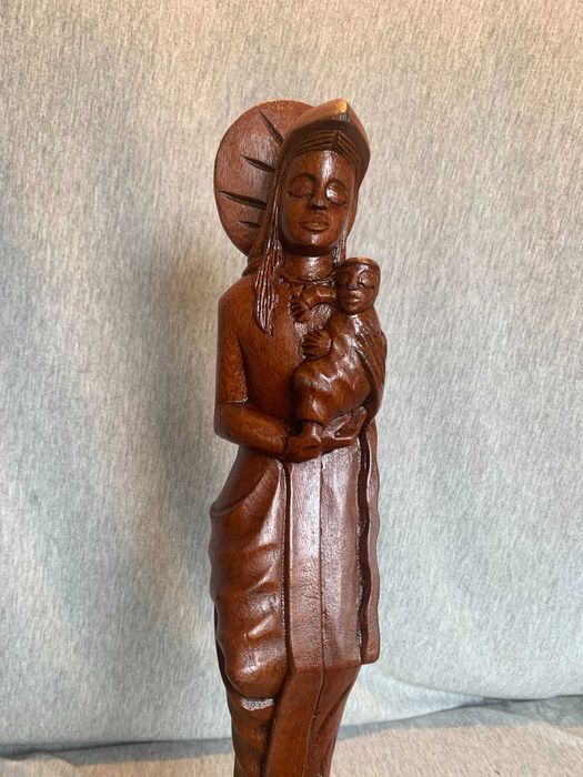 скулптура от резбовано дърво – Дева Мария с младенеца