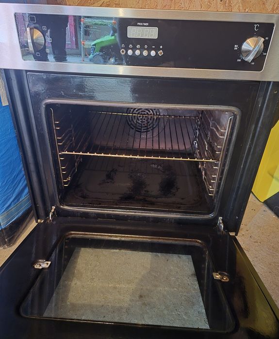 Cuptor electric incorporabil in mobila