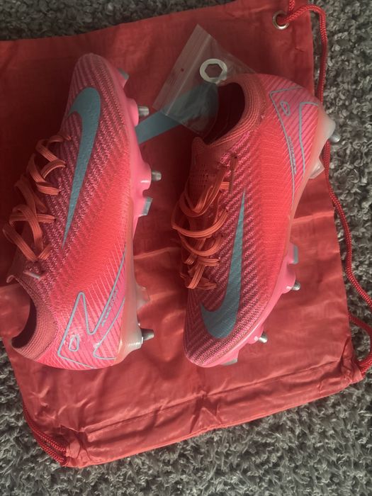 Ghete de fotbal nike mercurial