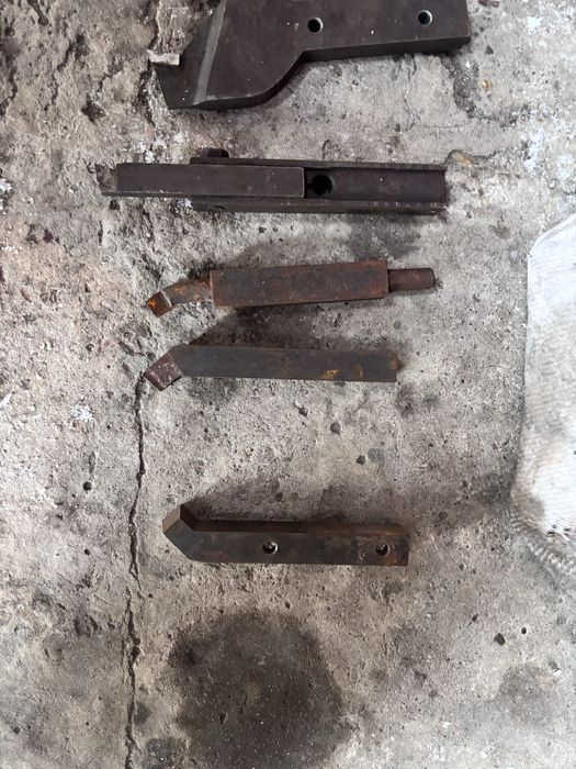 Токарные резцы разные