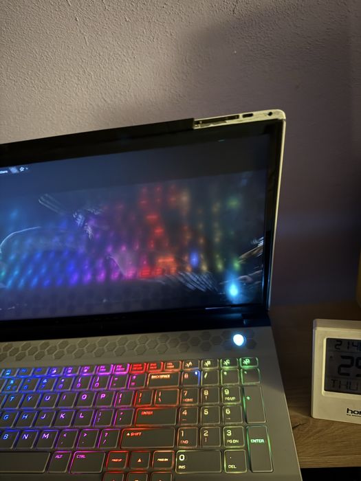 Plaptop Alienware m17 R3 / 300Hz / 3ms / 100% sRGB