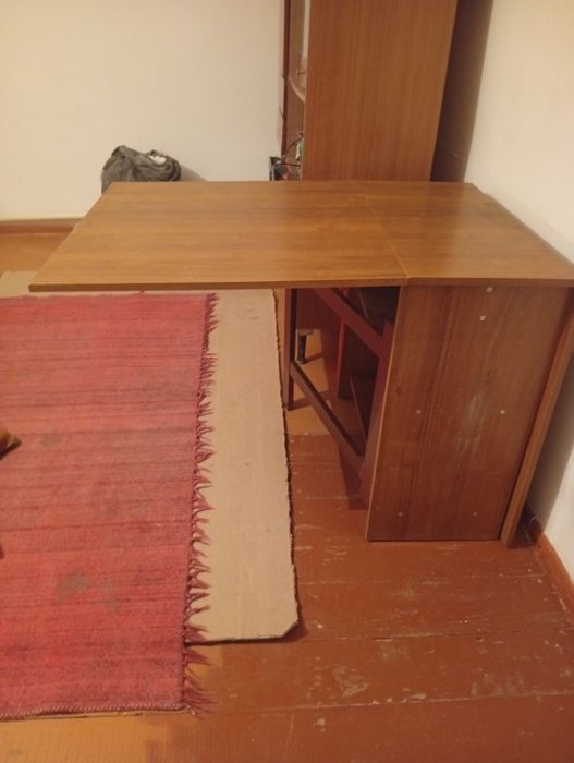 Стол сатылады. Осынын екеуи бар. Жиналмалы стол.