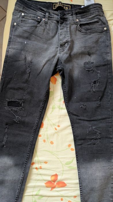 Blugi cu model rupți s