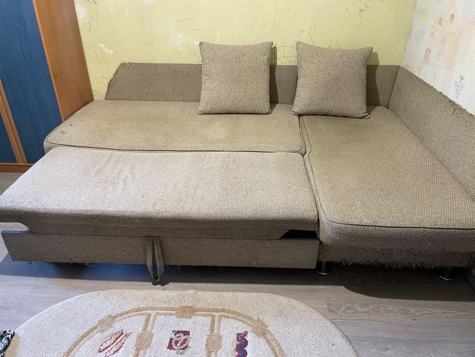 Продам шкафы,диван,комоды