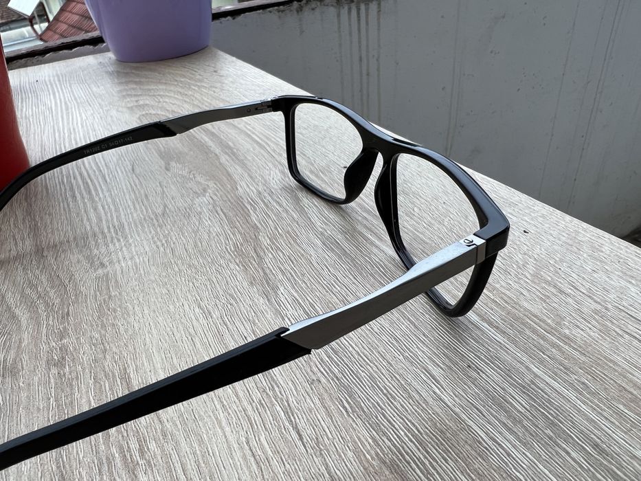 Ochelari vedere drept: -0,50; stang: -0,25