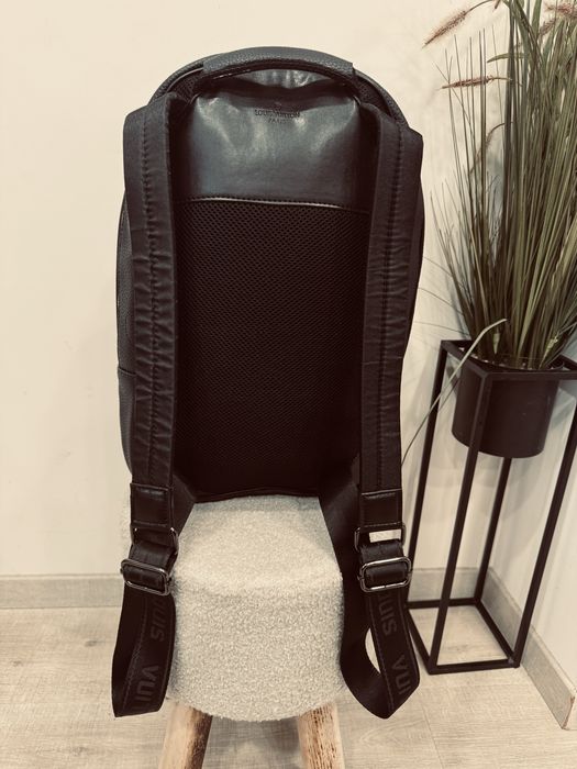 LV кожена раница