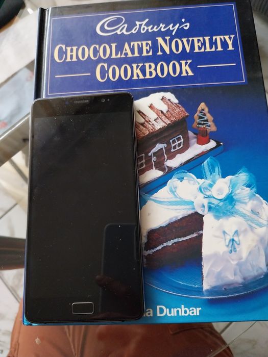 Family favorites + Chocolate novelty cook books - готварски книги на английски език