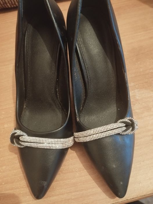 Аяк киімдер сатылады