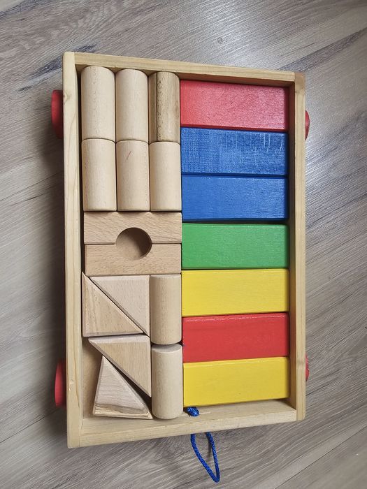 Remorca din lemn cu piese geometrice colorate