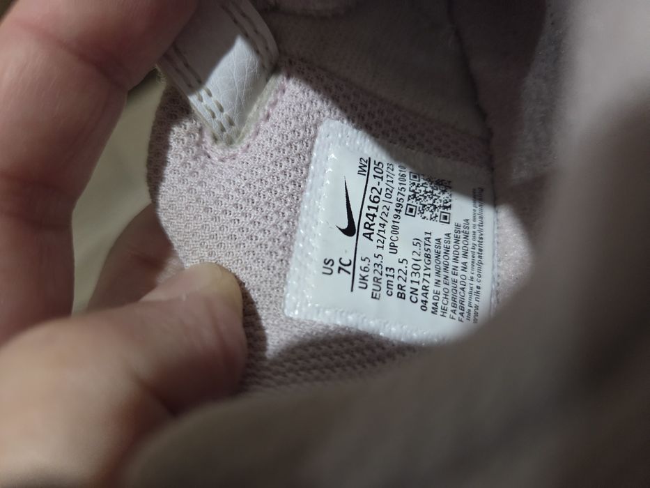 Обувки за момиче Nike
На Nike широк модел, номер 23.5, стелка около 14