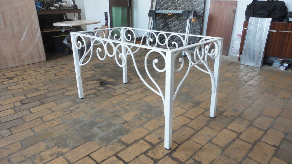 Ръчно изработена маса от ковано желязо