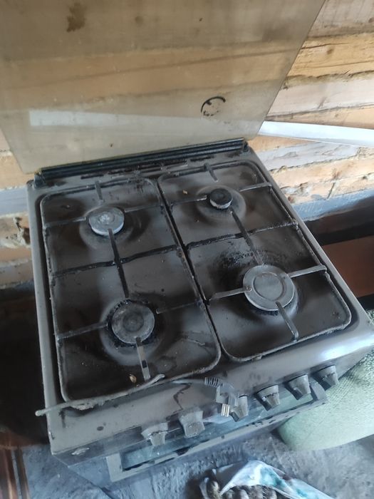 Продам 2 холодильника , 2 газ плиты