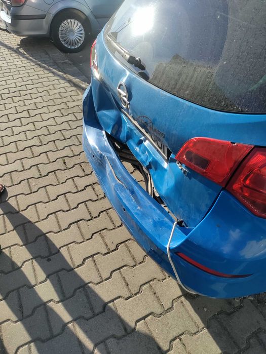 De vanzare Astra J din 2011.AVARIAT!!!