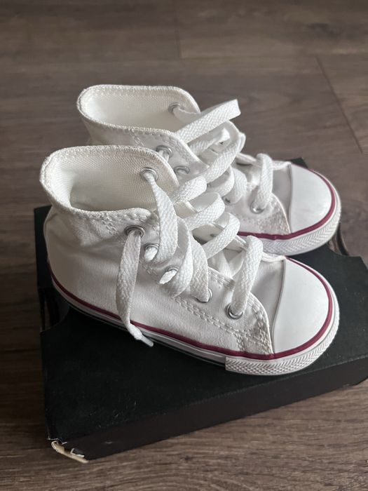 Бели високи кецове Converse