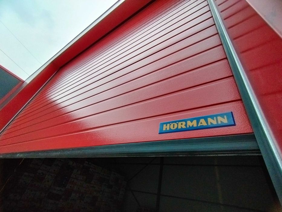 Индустриални секционни врати за халета Хьорман със стъклопакет RAL3000