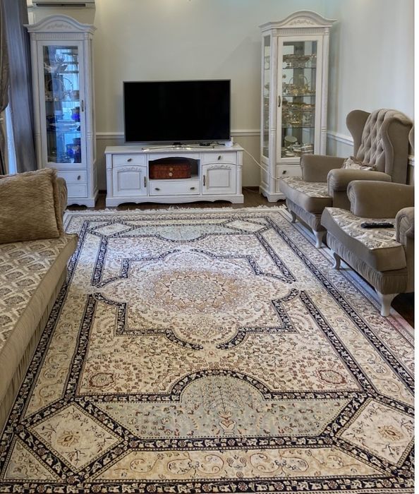 Диван с подушками и два кресла