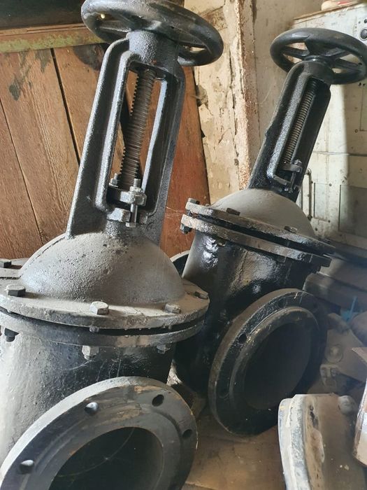 Продам задвижки чугунные