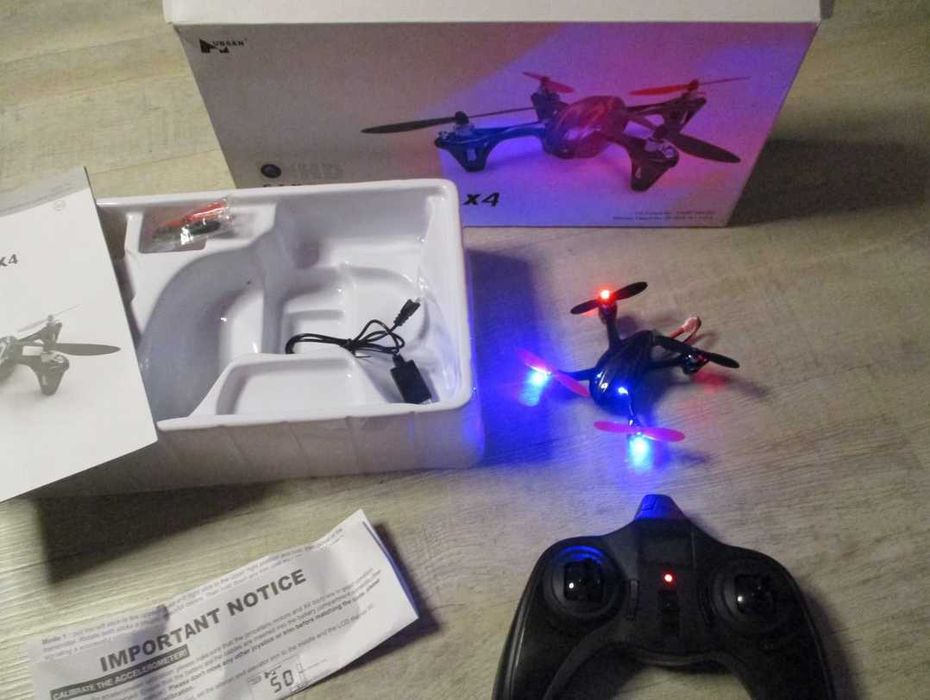 Dronă HUBSAN X4 H107C, 4 canale, deschisă pentru testare.