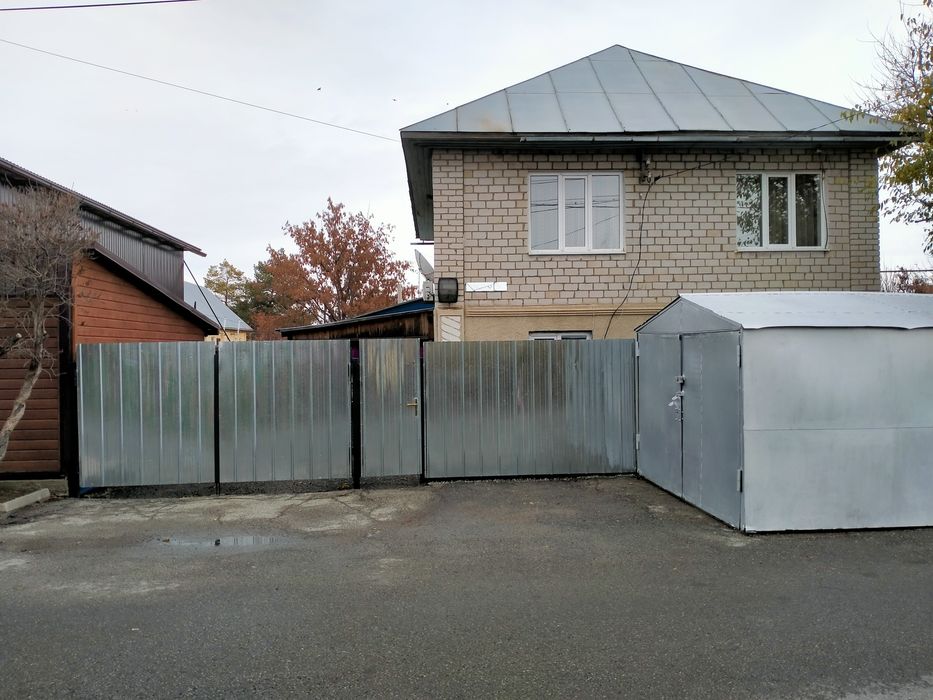 Продаётся дом, двух этажный района Хутор.