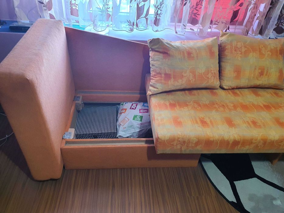 Разтегателен диван с място за съхранение