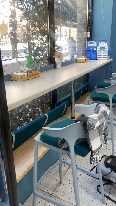 барные стулья, диван для кафе