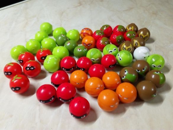 Комплекти от 24 скокльовци Енгри Бърдс и 20 Топчета Супергерои