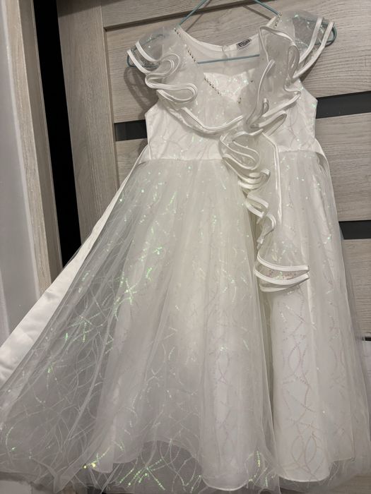 Белое платье нарядное на 7-8 лет