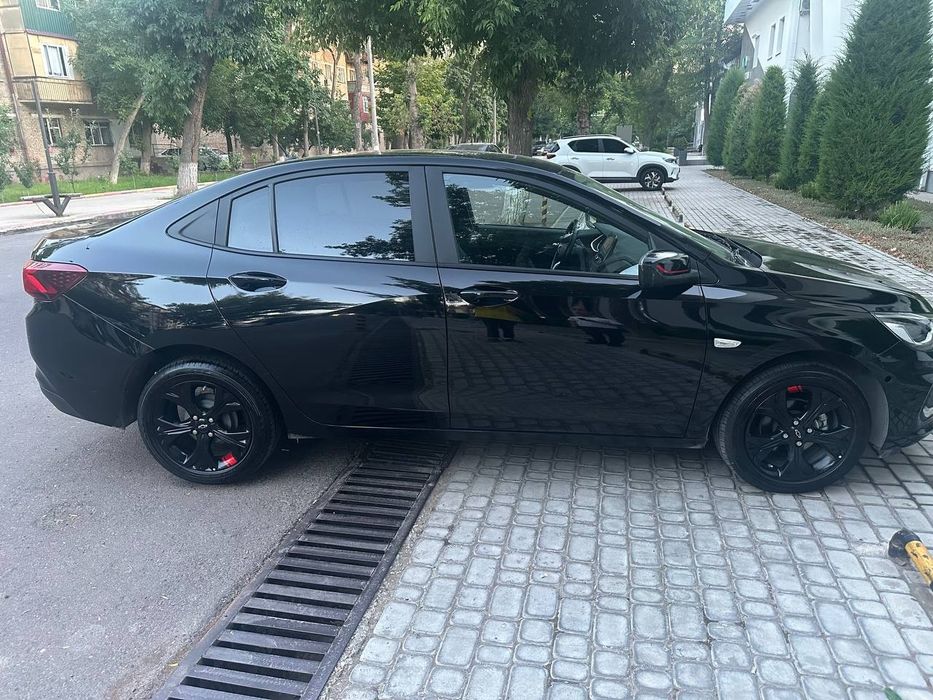 Avtomobil Onix Redline