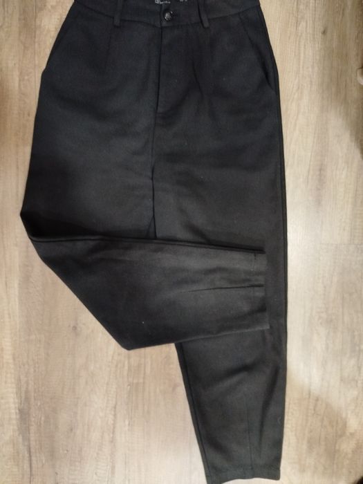 Штаны черные,белые тёплые.