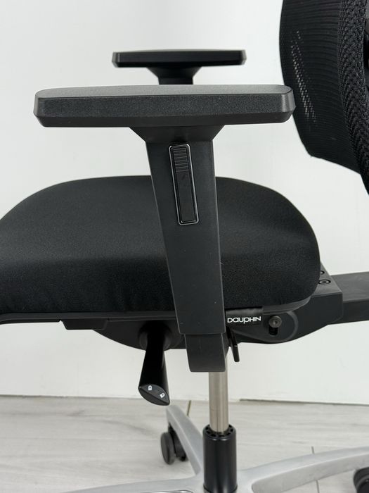 Dauphin  Just AJ4747 е ергономичен офис стол с мрежеста облегалка