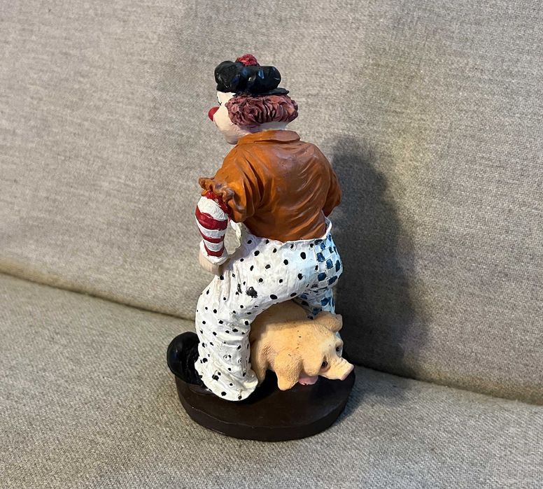 Statueta clown vintage 20 cm cu purcel, rasina pictata manual