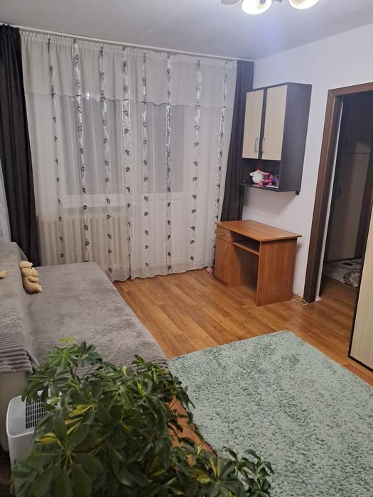 Apartament cu trei camere de inchiriat.