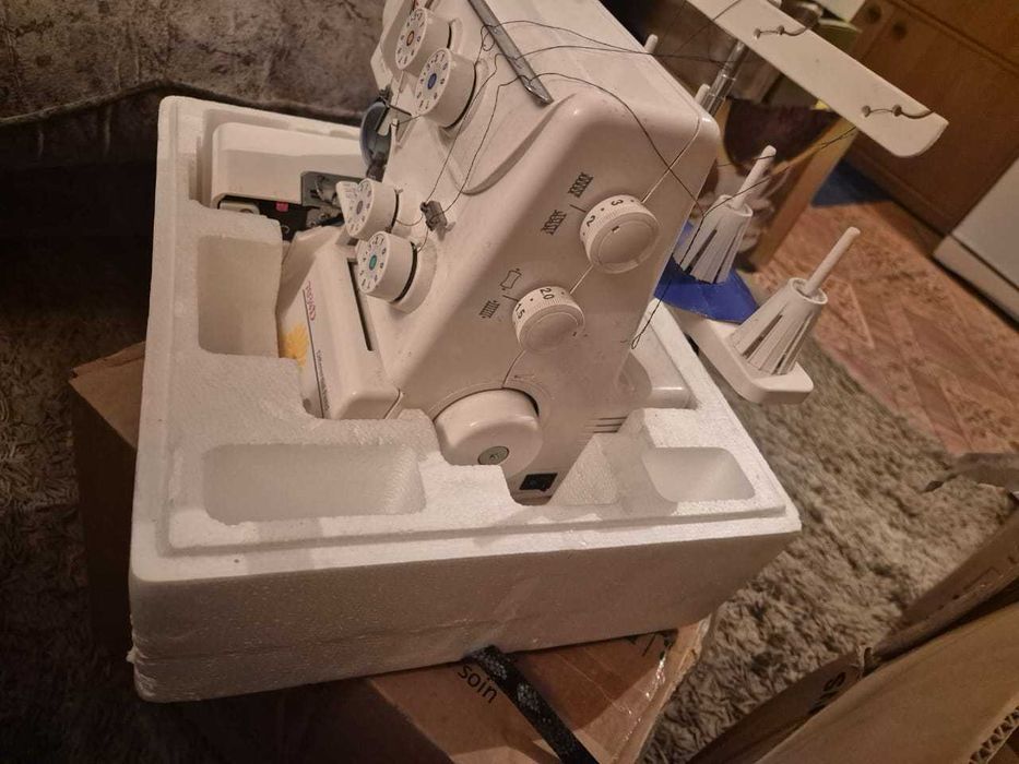 Продаю оверлок Janome 7034D