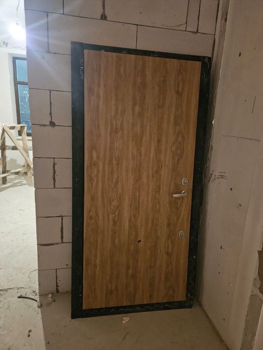 Продам железную дверь